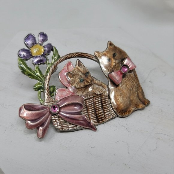 Adorable enameled kitten Cat in a Basket Pin Brooch Vintage - Picture 6 of 6